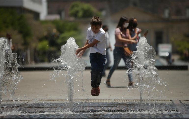 Es en la década de los años noventa, autoridades recomendaron evitar la tradición de mojarse en Sábado Santo, debido a la escasez, cortes y tandeos de agua. ARCHIVO