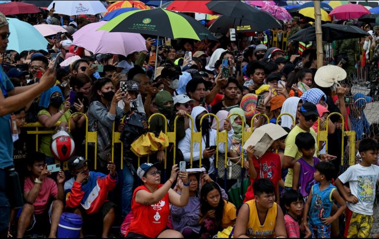 La multitud tomaba fotos y videos y algunos drones sobrevolaban la escena. AFP / J. Sta Rosa