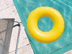 Si te acabas de teñir el pelo no tienes que estar lejos del agua durante tus vacaciones. ESPECIAL/Foto de Jubéo Hernandez en Unsplash