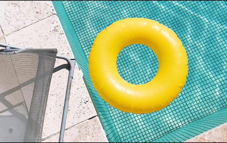 Si te acabas de teñir el pelo no tienes que estar lejos del agua durante tus vacaciones. ESPECIAL/Foto de Jubéo Hernandez en Unsplash