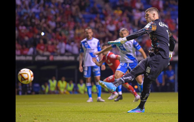 Tiago Volpi suma cuatro goles en el futbol mexicano. Con el de esta noche, el portero escarlata amplió su corta lista como goleador. IMAGO7