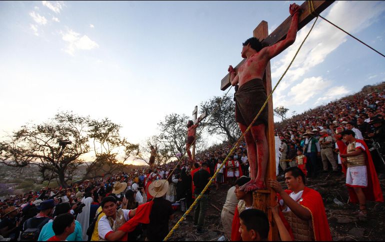 San Martín de las Flores. Ayer se representó la muerte de Cristo ante miles de fieles católicos. EL INFORMADOR/C. Zepeda