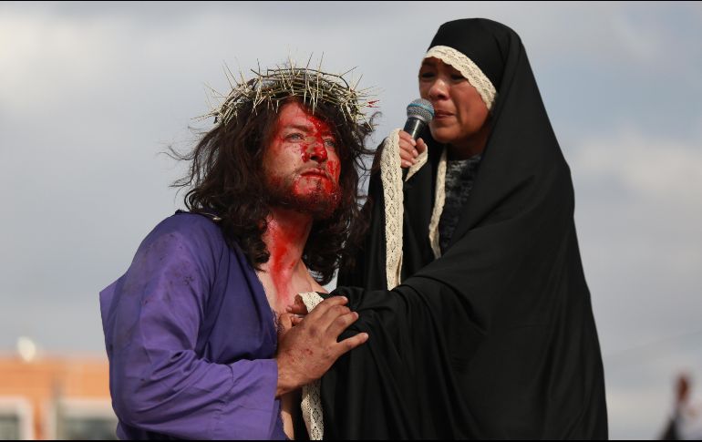 Cada estación fue narrada por los personajes junto a las plegarias de los fieles. EL INFORMADOR/C. Zepeda