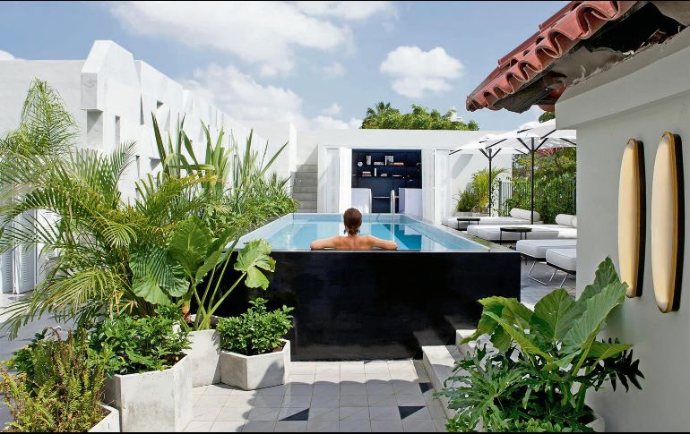 Distintos hoteles en la ciudad ofrecen espacios para aprovechar el sol primaveral en una alberca, el resultado es un amplio descanso. ESPECIAL