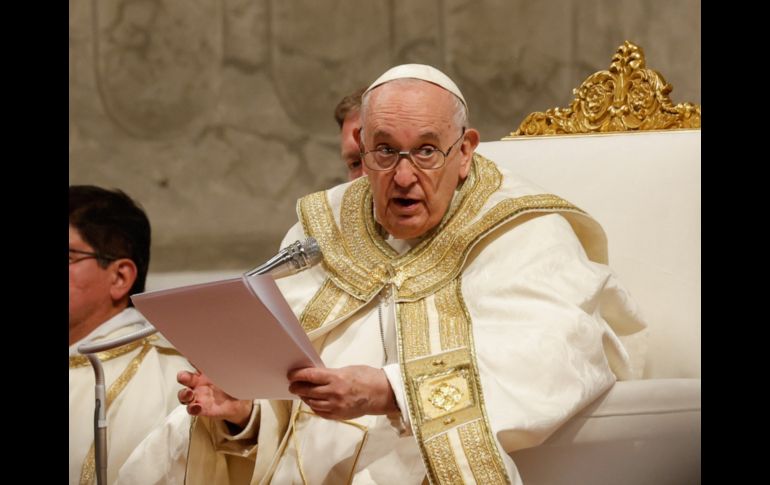 El Pontífice también bautizó desde su silla a ocho adultos de Albania, Estados Unidos, Nigeria, Italia y Venezuela. EFE