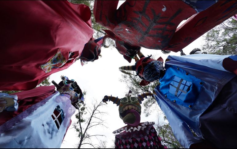 Figuras de cartón que representan a Judas, listas para el fuego. AP/M. Ugarte