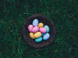 Los famosos y coloridos huevos de Pascua. Foto de Annie Spratt en Unsplash