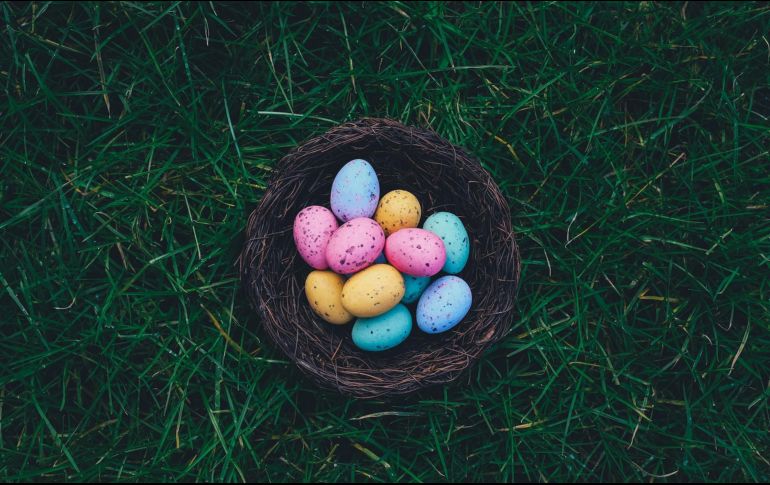 Los famosos y coloridos huevos de Pascua. Foto de Annie Spratt en Unsplash