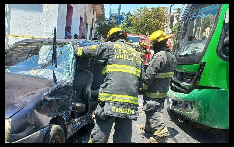 En el accidente del auto con la unidad de transporte público resultaron seis personas lesionadas. ESPECIAL