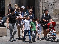 Familias disfrutaron los días Santos para acudir de visita al Centro de Guadalajara. EL INFROMADOR/ CARLOS ZEPEDA