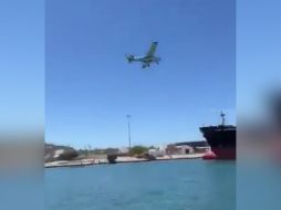 En el video se puede observar cómo personas que se encontraban en el lugar se sorprendieron al ver el bajo nivel al que volaba la avioneta creyendo que sólo buscaba rozar con el agua. ESPECIAL