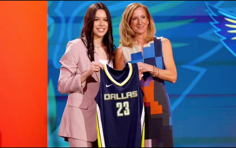 Lou López Sénéchal es la primera mujer mexicana en jugar en la Women's National Basketball Association. Twitter/@NBAMEX