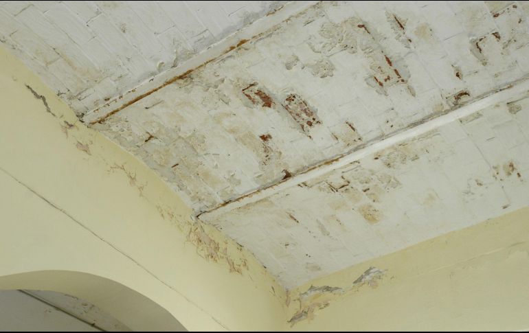 Cuando la impermeabiliación se hace durante la temporada de lluvias, como sucede con frecuencia, la superficie permanece húmeda y el producto no se fija adecuadamente y el agua volverá a filtrarse. EL INFORMADOR / ARCHIVO