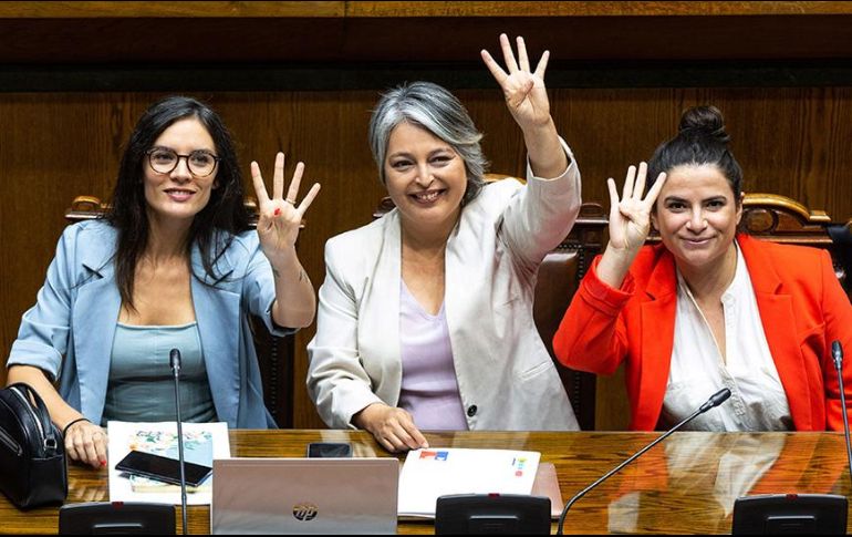 La reforma fue presentada en 2017 por la entonces diputada Camila Vallejo (izq.), hoy ministra de la secretaría general de gobierno de Gabriel Boric -aquí junto con las ministras de Trabajo y Mujer-, y permite una jornada laboral de 4 días. EPA