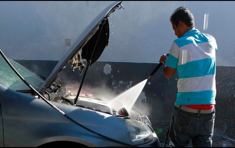 Pagar por el lavado del vehículo es un gasto hormiga que se acumula y no te permite ahorrar. EL INFORMADOR/ ARCHIVO