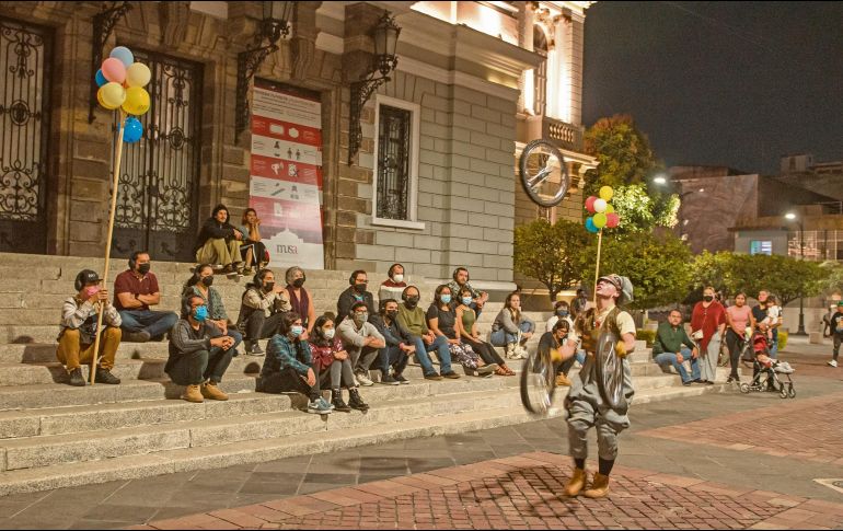 El espectáculo toma las calles de la ciudad para generar una experiencia escénica y nostálgica, con música, circo, comedia y clown. CORTESÍA