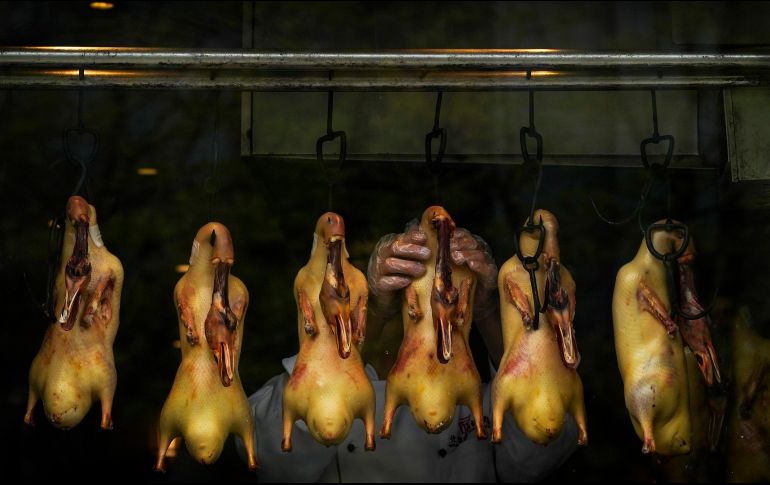 Lo más probable es que la mujer haya contraído el virus H3N8 en un mercado de aves vivas. AP/A. Wong