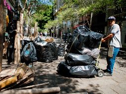 El problema de la basura en las calles requiere de mayores medidas ante la ausencia de papeleras. EL INFORMADOR/ARCHIVO
