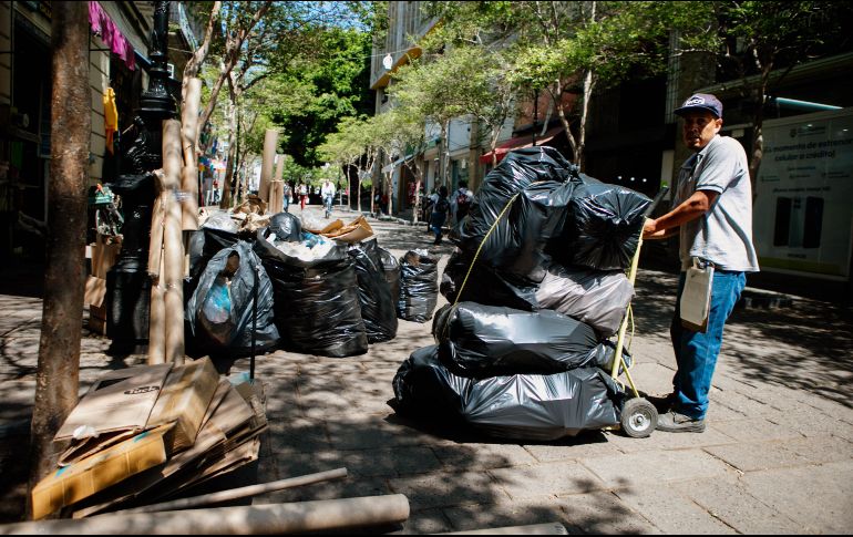 El problema de la basura en las calles requiere de mayores medidas ante la ausencia de papeleras. EL INFORMADOR/ARCHIVO