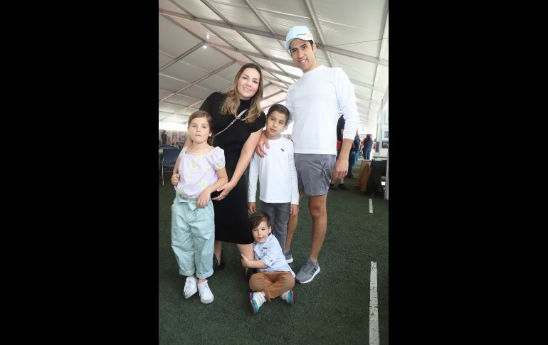 Lucía Velázquez y Rebeca Pérez Gómez con Patricio, Rodrigo y Pablo Velázquez. GENTE BIEN JALISCO/Claudio Jimeno