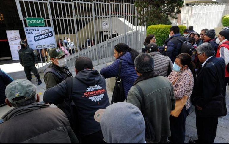 Las colas para conseguir dólares en el Banco Central se han convertido en imagen habitual. JORGE BERNAL