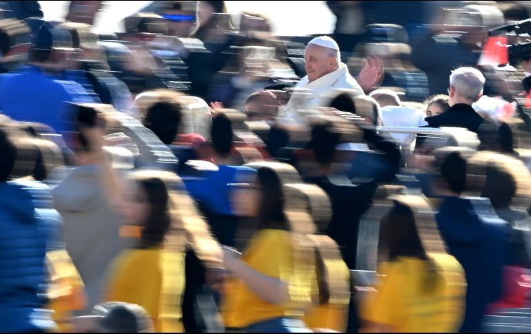 El Papa Francisco llega para presidir la audiencia general semanal en la Plaza de San Pedro, Ciudad del Vaticano, este miércoles. EFE/E. Ferrari
