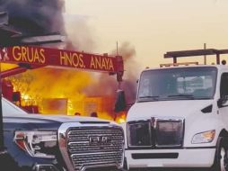 Según los reportes hechos a los números de emergencias vecinos de la zona escucharon al menos dos explosiones en el sitio, además del incendio en el mismo. ESPECIAL