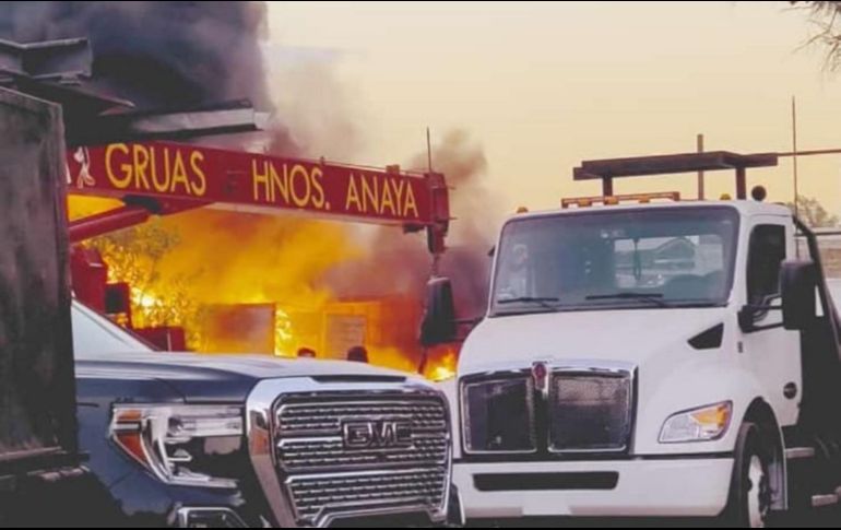 Según los reportes hechos a los números de emergencias vecinos de la zona escucharon al menos dos explosiones en el sitio, además del incendio en el mismo. ESPECIAL