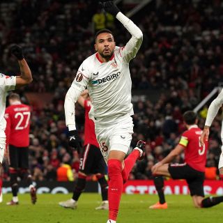 Sevilla remonta y salva empate ante Manchester United