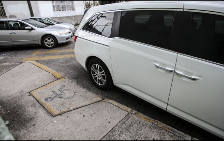 Los inmovilizadores se colocarán a autos estacionados en lugares prohibidos en Guadalajara. EL INFORMADOR/ ARCHIVO