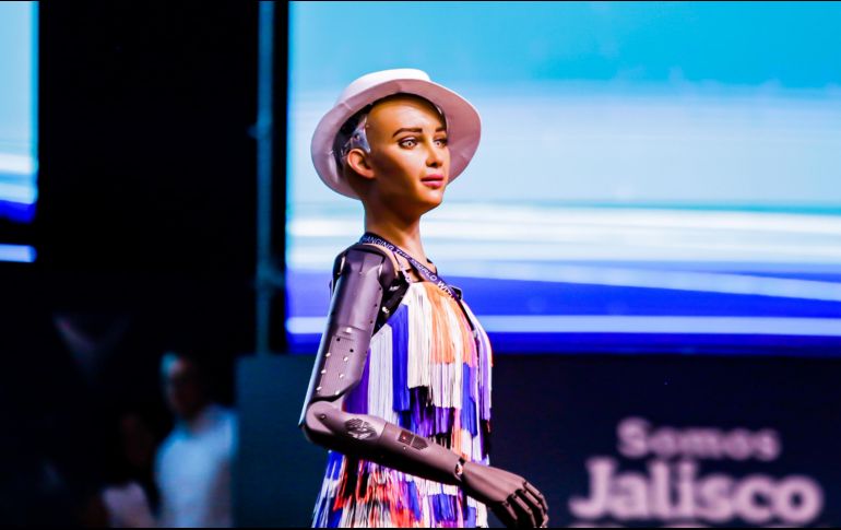 Sophia  se presentó en el escenario principal de Talent Land con un vestido de colores. ESPECIAL