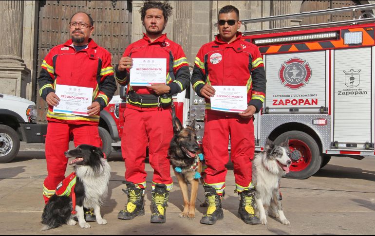 Los reconocidos son el comandante Marco Franco, cabeza del equipo USAR de Cruz Roja Mexicana, Daniel Hernández y Édgar Mártinez en compañía de los canes Rex, Orly y Balam. EL INFORMADOR/ ALONSO CAMACHO
