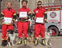 Los reconocidos son el comandante Marco Franco, cabeza del equipo USAR de Cruz Roja Mexicana, Daniel Hernández y Édgar Mártinez en compañía de los canes Rex, Orly y Balam. EL INFORMADOR/ ALONSO CAMACHO