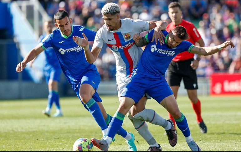 Pese a que ya suman tres partidos sin conocer la victoria, el Barcelona mantiene el liderato. EFE