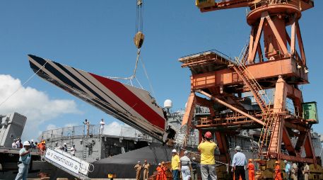 Tomó dos años encontrar el avión y sus dispositivos de grabación ya que estaban ubicados en el fondo del océano. AP/ARCHIVO