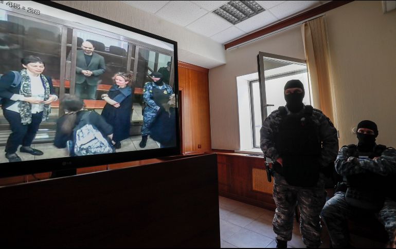 El opositor y periodista ruso, Vladimir Kara-Murza (en la pantalla), en prisión preventiva desde hace un año y acusado de traición y otros dos cargos, fue condenado a 25 años de prisión. EFE/Y. Kochetkov