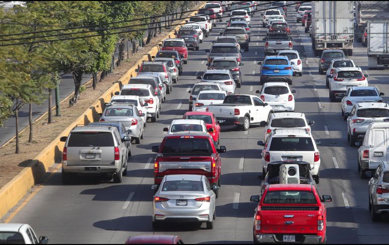 El accidente y la realización de otras obras viales genera un lento avance de vehículos, con una fila de hasta 10 kilómetros de largo. EL INFORMADOR/ARCHIVO