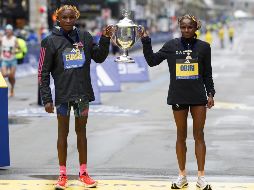 El campeón vigente Evans Chebet (I) repitió victoria hoy lunes 17 de abril. EFE / C. J. Gunther