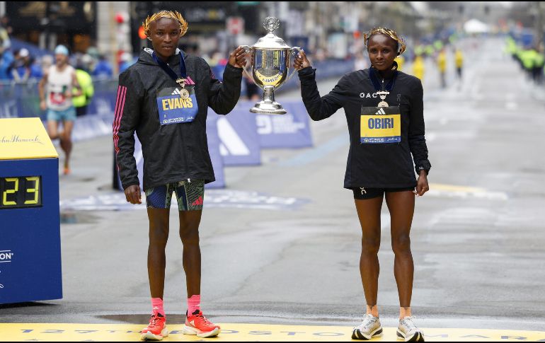 El campeón vigente Evans Chebet (I) repitió victoria hoy lunes 17 de abril. EFE / C. J. Gunther