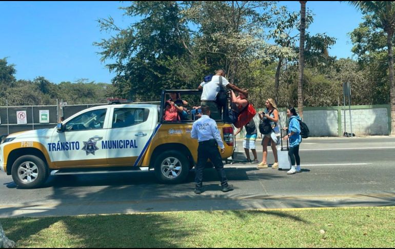 En el pasado cierre de avenidas, patrullas colaboraron en el traslado de turistas en Puerto Vallarta para que no perdieran sus vuelos. EL INFORMADOR / J. Graciano