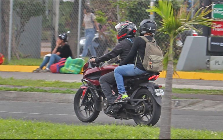 La Comisaría de Guadalajara puede actuar si se detectan faltas por parte de ciudadanos que circulan en motos. EL INFORMADOR