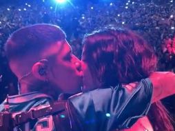 El que aparezca ahora con Karely Ruiz en fotos y videos explícitos, ha desatado el enojo de sus seguidores, algunos se dicen decepcionados y le recomiendan que mejor conviva con su hijo en lugar de 