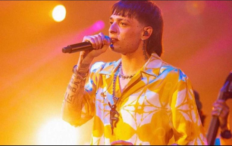 El cantante, logró colocarse en el número uno mundial de los charts de Spotify, desbancando a la artista internacional Miley Cyrus. Instagram/@pesopluma