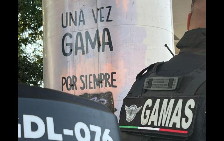 La acompañaron oficiales del escuadrón Gamas quienes estuvieron en la Guardia de Honor. CORTESÍA / Policía GDL
