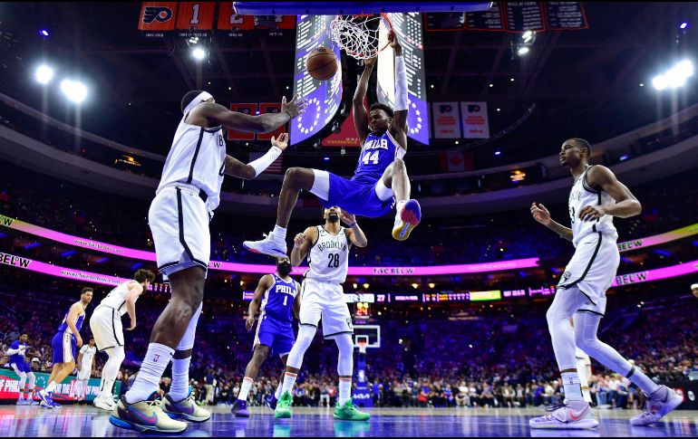 Paul Reed clava el balón en una jugada del partido. AP/D. Hamilton