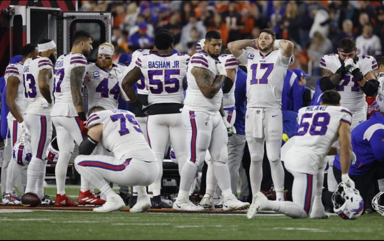 La NFL suspendió entonces el partido tras el desmayo de Damar Hamlin, y él no tiene actividad desde entonces. AFP / ARCHIVO