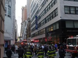 El edificio se vino abajo y aplastó varios vehículos. AP