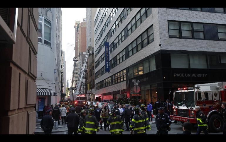 El edificio se vino abajo y aplastó varios vehículos. AP