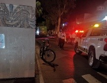 Al arribo de los oficiales localizaron el camión de la ruta C38/39 Unidad 45 sobre avenida Tonaltecas, metros atrás estaba un hombre de entre 40 a 45 años tirado sobre el asfalto. ESPECIAL