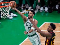 Jayson Tatum protagonizó una jugada clave para la victoria. AP/C. Krupa